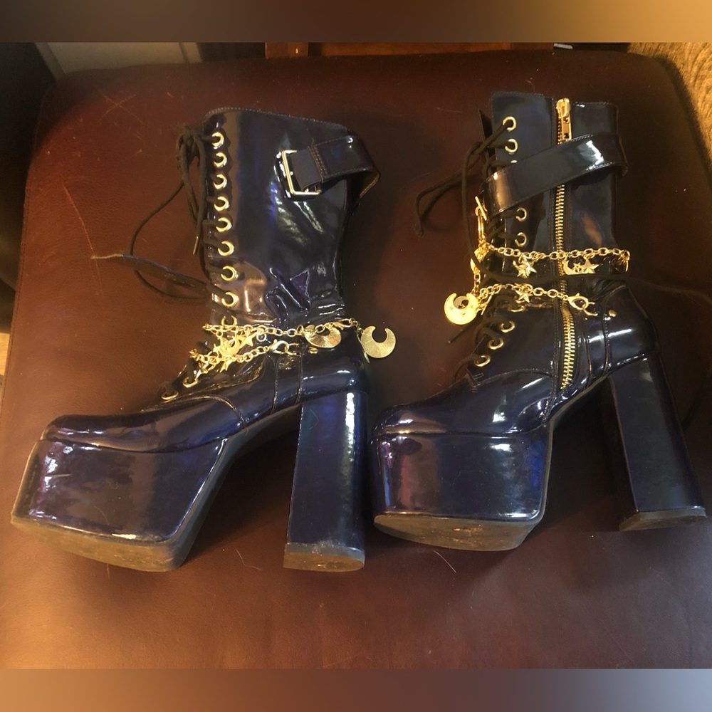 Platform boots in blue, in a women’s size 8